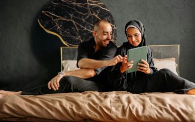 online marriage 24–48 hours couple planning wedding on laptop