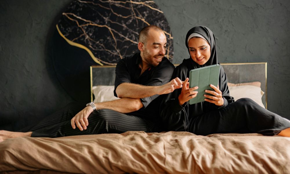 online marriage 24–48 hours couple planning wedding on laptop